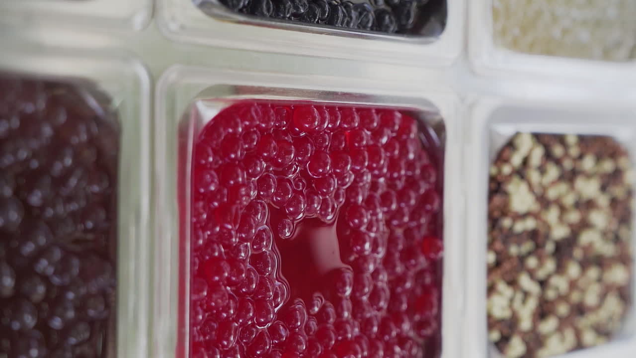 버블 티 음료를 준비하기 위한 다양한 맛의 보바가 전시되어 있습니다.