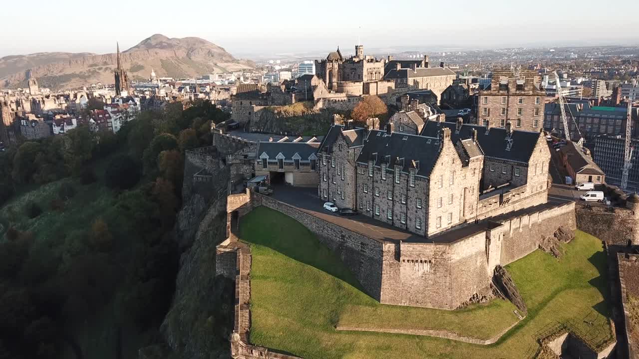 Castelo de Edimburgo ao Pôr do Sol, Drone 4K
