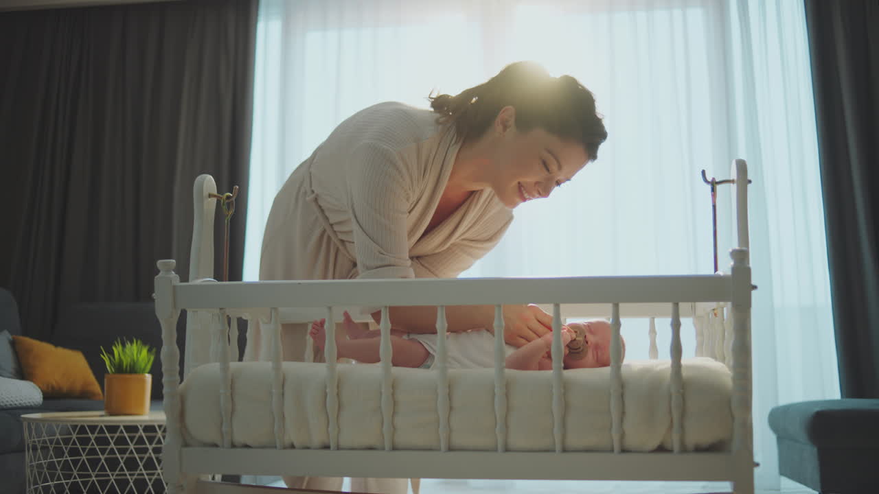 Madre che crea un legame con il neonato nella culla
