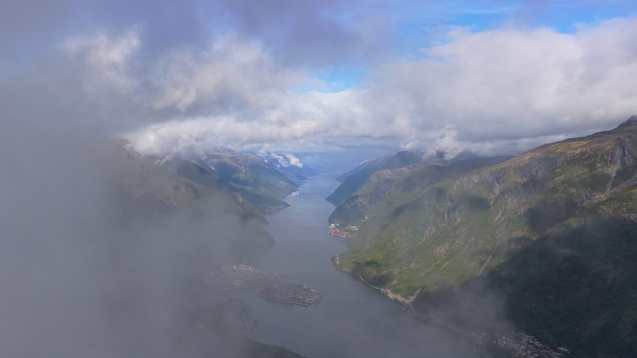 Draufsicht auf das Dorf Odda, eingebettet in ein malerisches norwegisches Tal