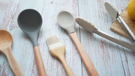 utensilios de cocina variados en una mesa de madera