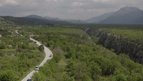 Wunderschöne-Aufnahmen-Einer-Drohne,-Landrover-Fahren-Auf-Der-Straße-In-Wunderschöner-Natur