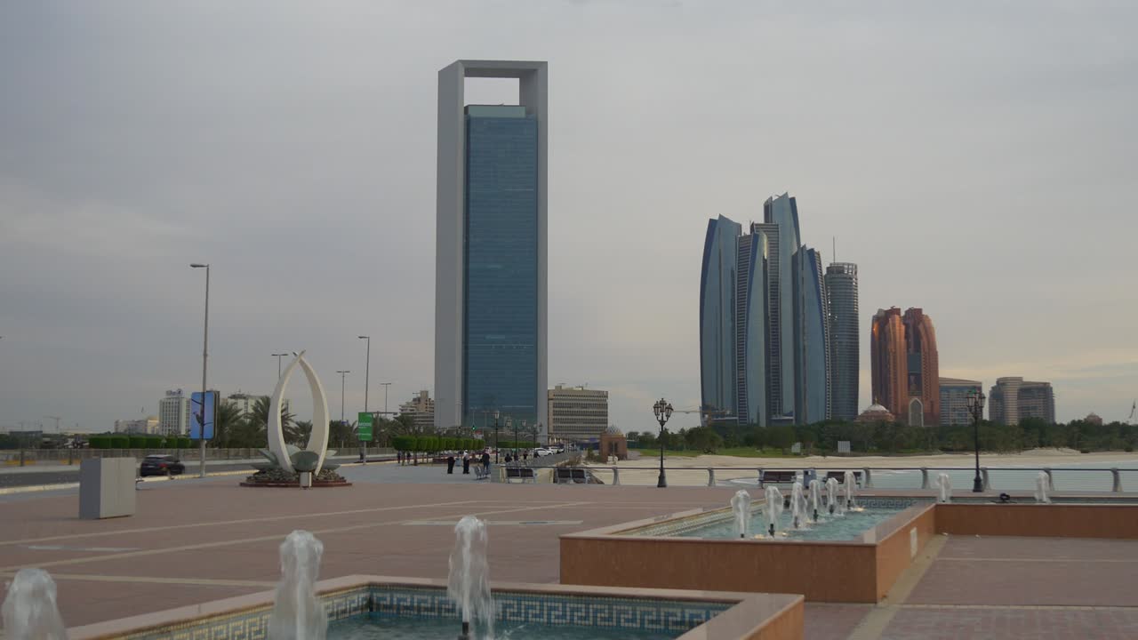 por la noche, la fuente de la marina de abu dhabi, el centro de las torres, el panorama 4k de los emiratos árabes unidos.