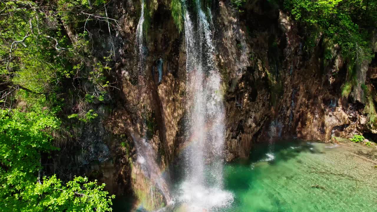 cascada y descripción general del parque nacional de plitvice en croacia, vista aérea