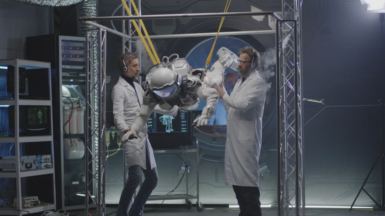 Astronaut Training in a Simulation Lab