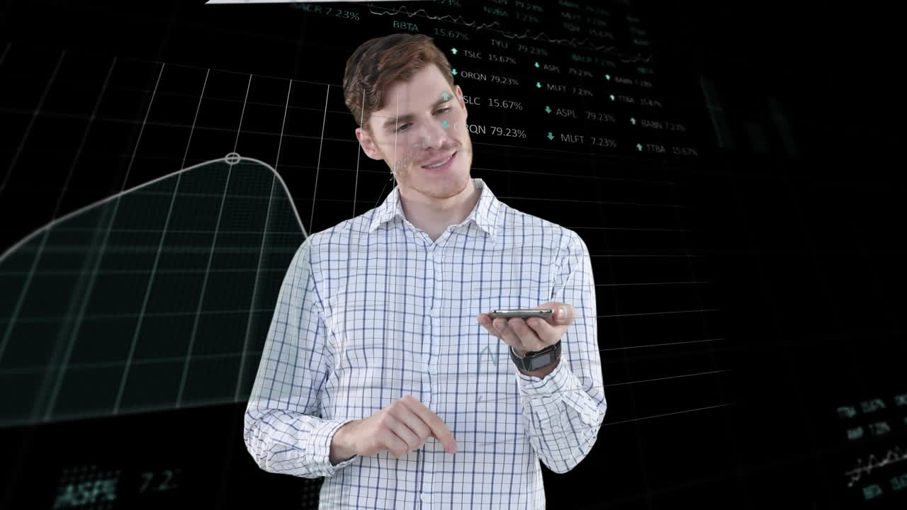 animación del procesamiento de datos sobre un empresario caucásico sonriente que usa un teléfono inteligente