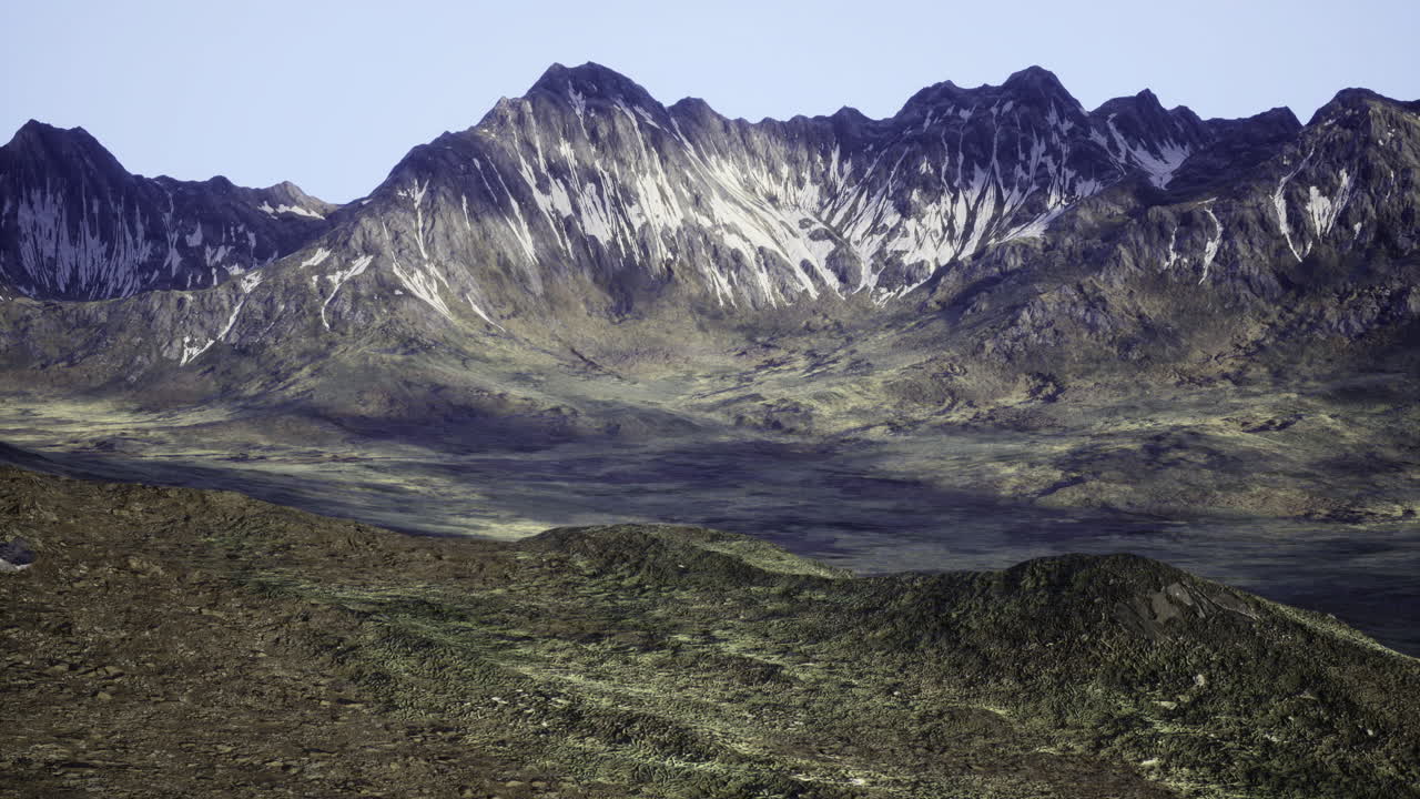Pemandangan gunung yang menakjubkan dengan puncak bersalju di siang hari