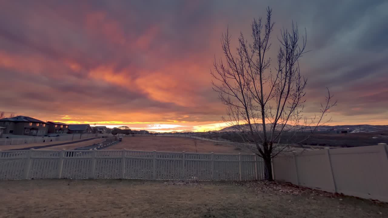 머리 위의 역동적인 구름 풍경과 화려한 일출이 있는 흐린 아침 - 정적 광각 시간 경과