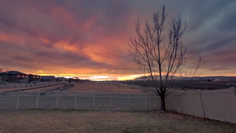 mañana nublada con un paisaje nuboso dinámico y un colorido amanecer - lapso de tiempo estático de gran angular