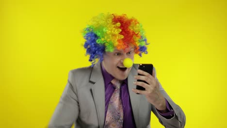 Clown-businessman-entrepreneur-in-wig-receives-money-cash-income.-Work-online