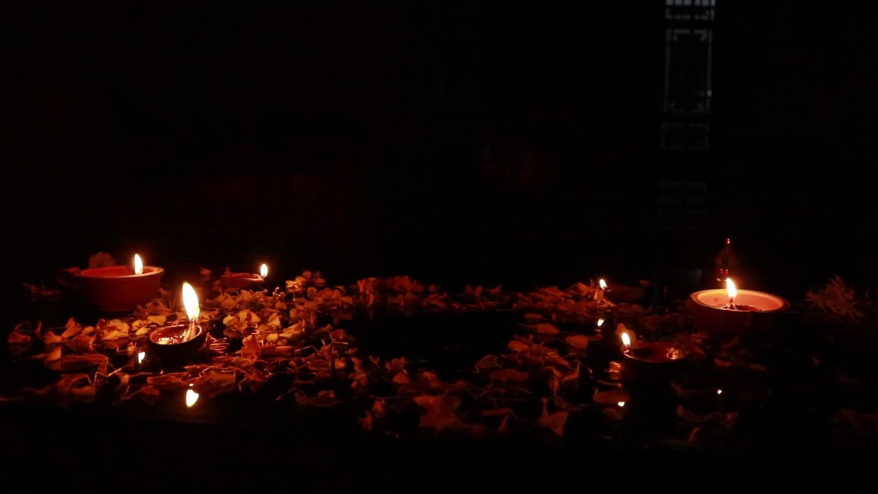 colocando una hermosa lámpara de barro sobre una mesa