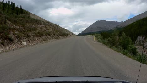 conduciendo por la carretera de alaska en el norte de columbia británica en un día nublado