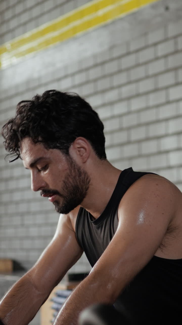 스핀 자전거 를 타고 운동 하는 남자