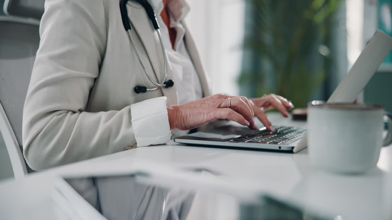 médico trabajando en una computadora portátil