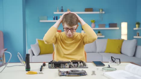 de jonge man is verward en kan de technologie van de kaart niet ontcijferen.