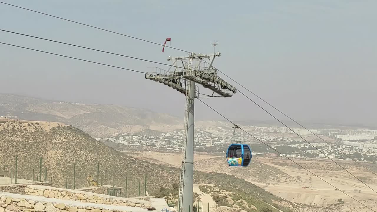 teleférico del tranvía aéreo que conecta el pico oufella y la ciudad de agadir en marruecos, con vistas panorámicas a la playa-7