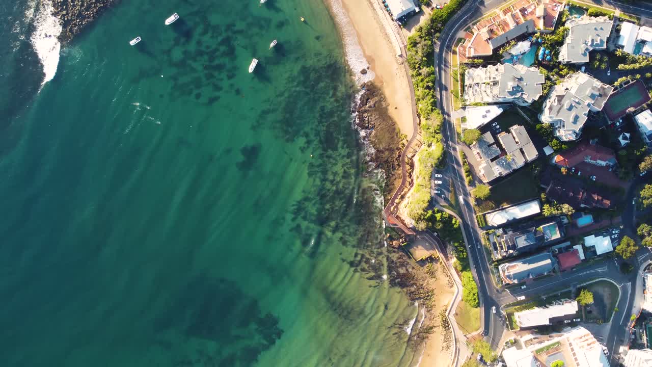 terrigal 주요 도로 중앙 해안 뉴 사우스 웨일즈 호주 3840x2160 4k와 함께 피난처와 기술의 드론 조감도 공중 촬영