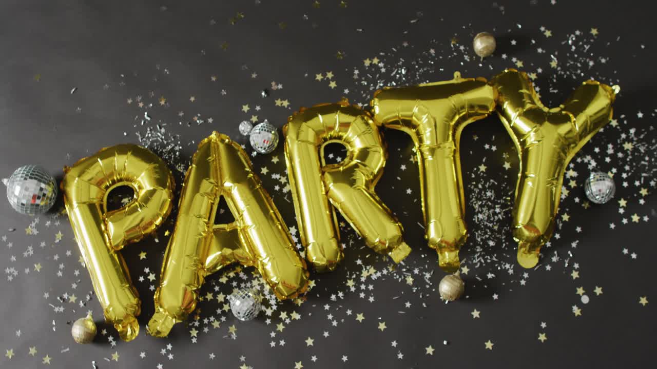 video del texto de la fiesta del globo de oro, con brillo, bolas, bolas de espejo y estrellas en negro