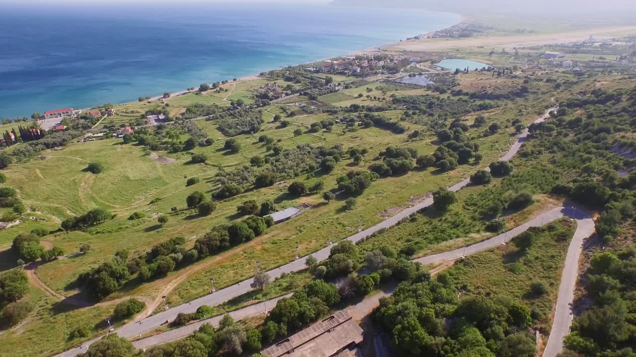 항공: 그리스 사모스 산에 있는 수도원과 동굴