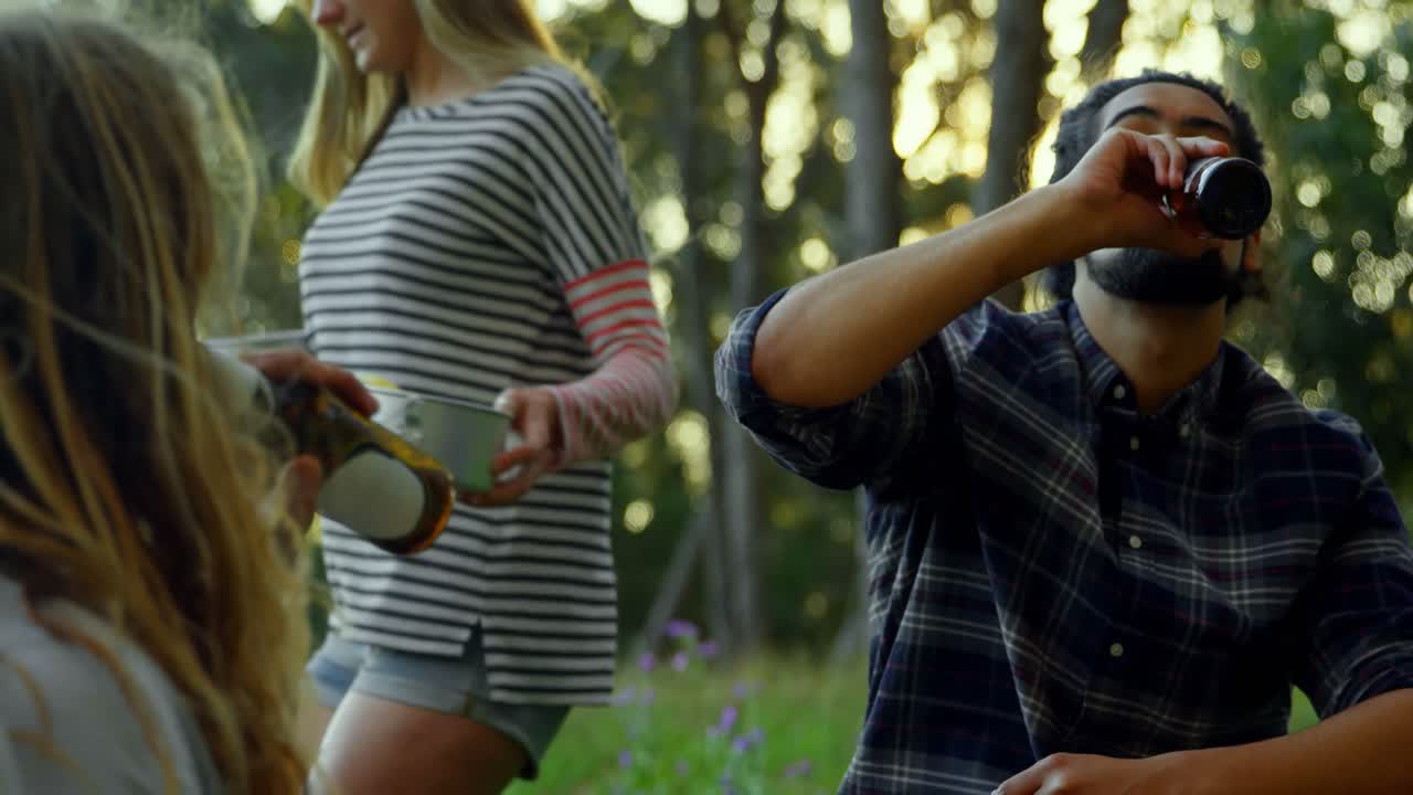 숲 속 에 캠핑 하는 사람 이 맥주 를 마시는 사람 4k