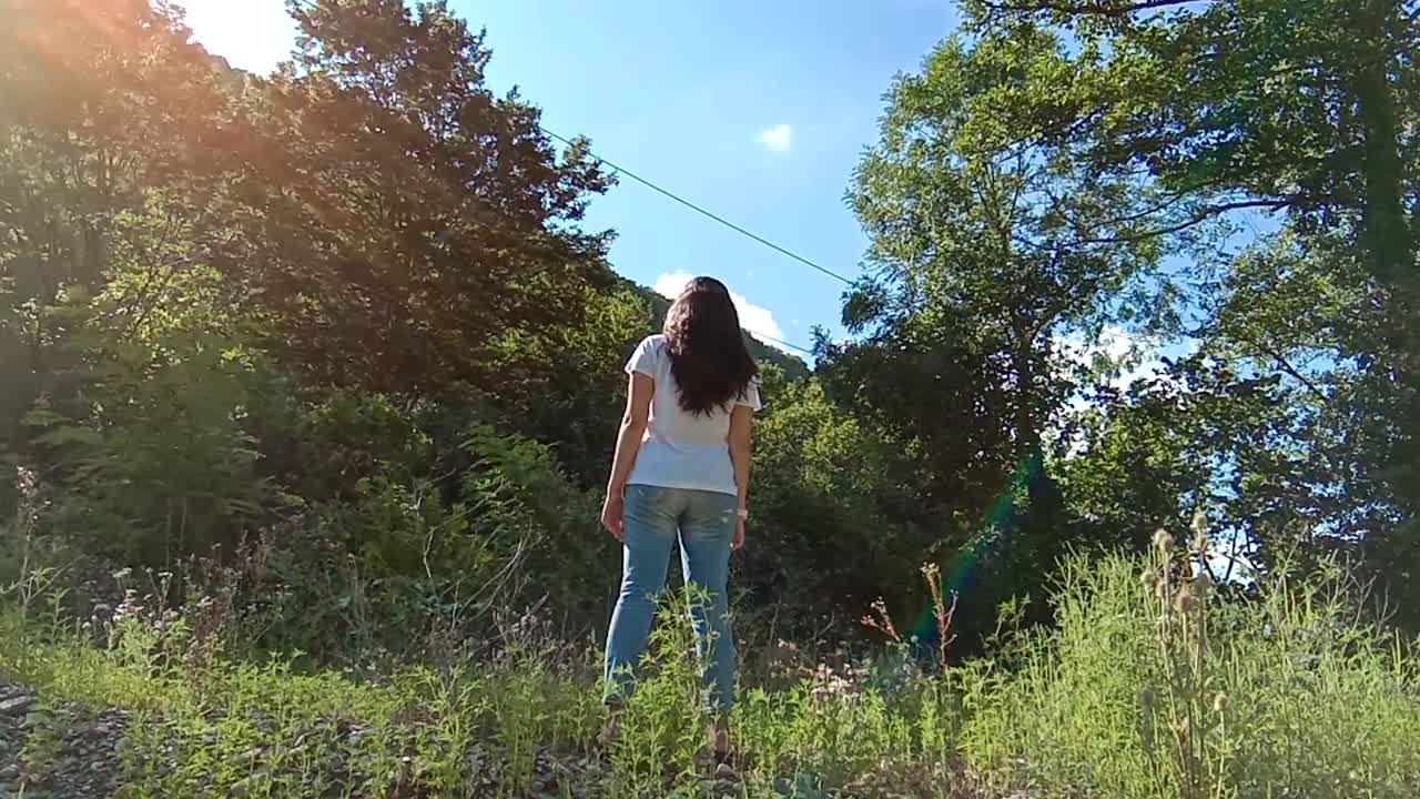 숲에서 산책하는 여자