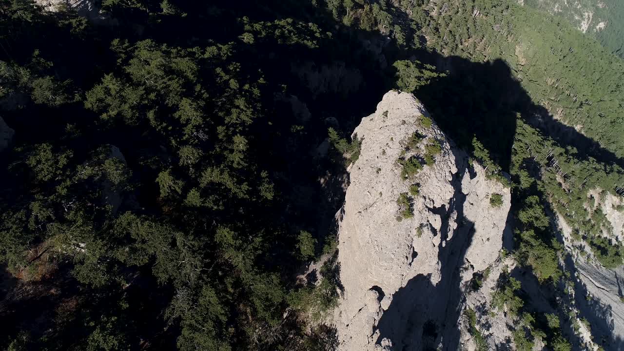 paisaje montañoso con formaciones rocosas y bosque