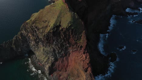 toma de drones de los patrones interesantes y piedra roja de un acantilado en sao lourenco, madeira