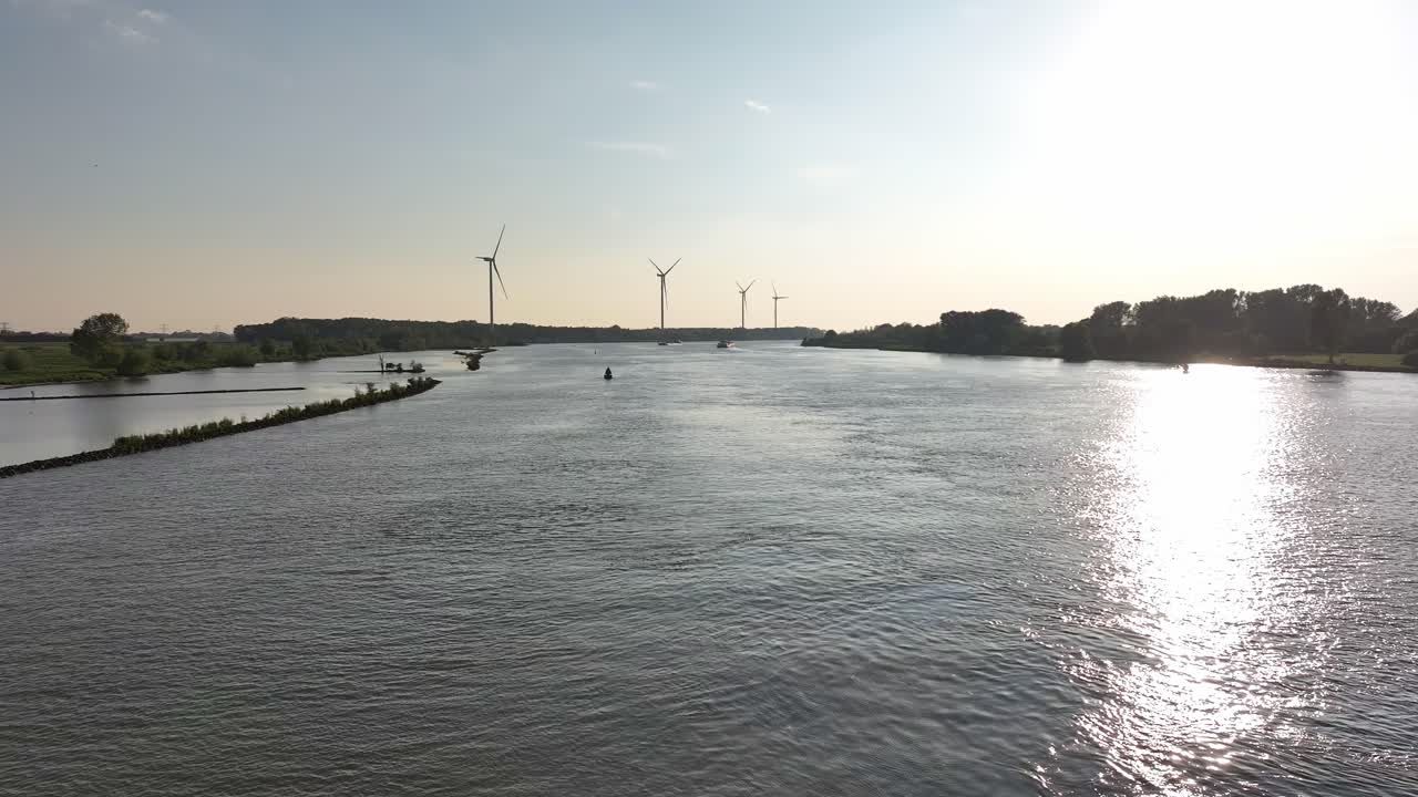 빛이 표면에서 춤을 추고, 푸른 하늘을 반영하는 반이는 모자이크.