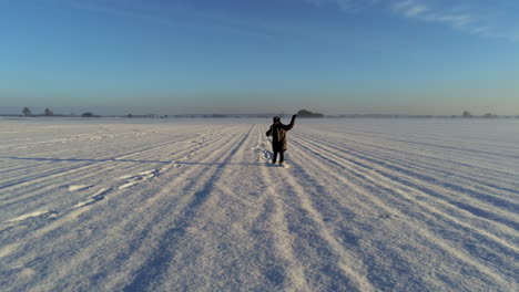 tiro de carro de niño caminando en el campo lleno de nieve