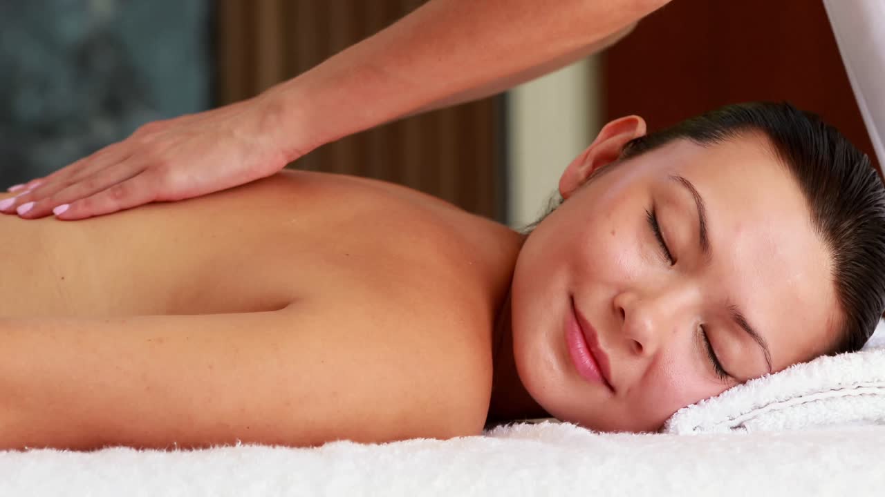 Smuk brunette får massage