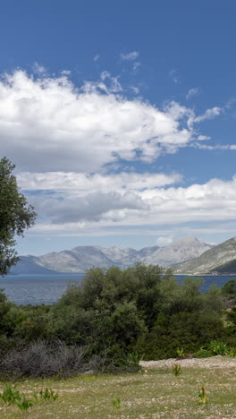 Griechenland-Küste-Und-Berge-In-Vertikaler