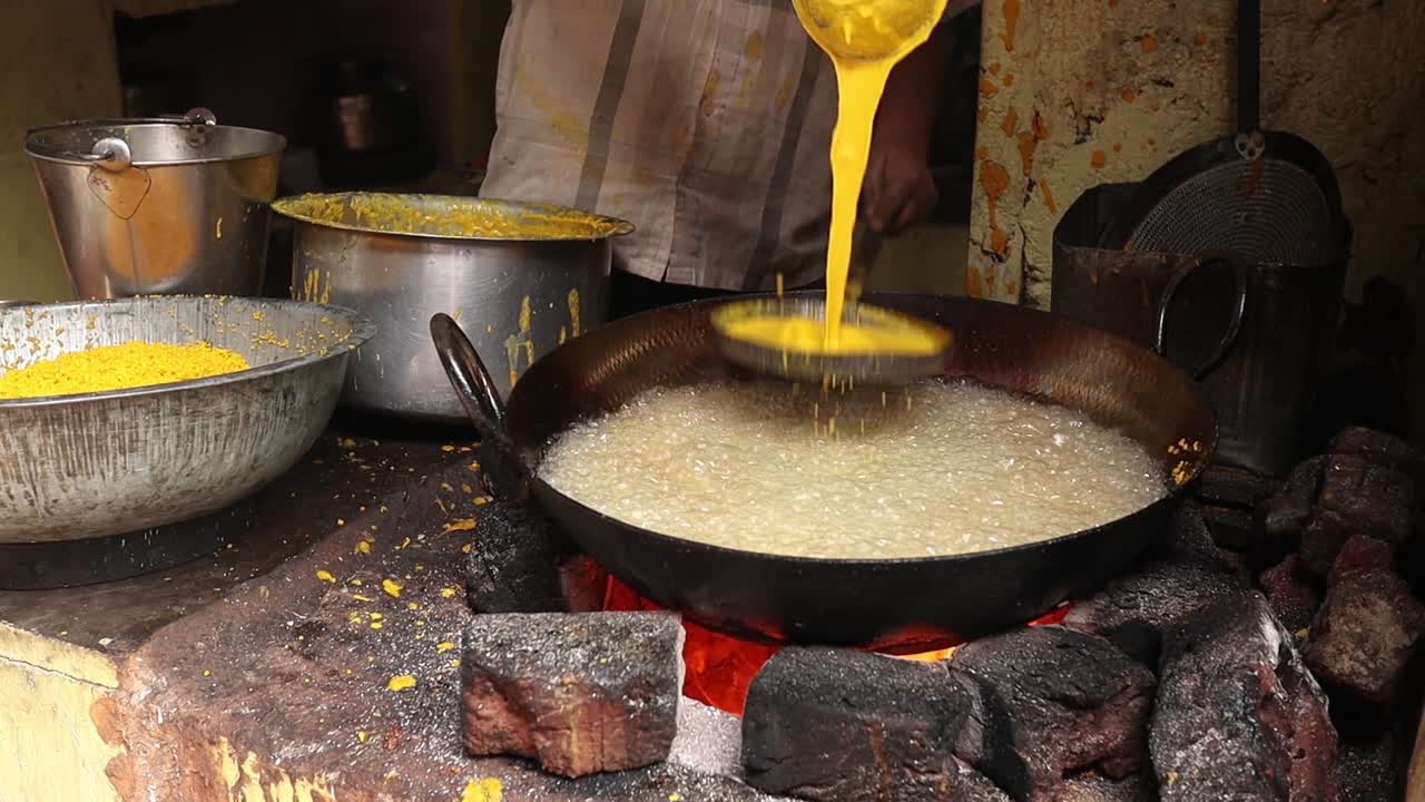 comida callejera india. boondi o bundiya es un postre indio hecho de harina de garbanzo dulce y frita. al ser muy dulce, solo se puede almacenar durante una semana o más. estado de rajasthan en el oeste de la india.