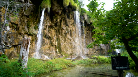 Waterfall-in-Plitvice-Lakes,-Croatia.