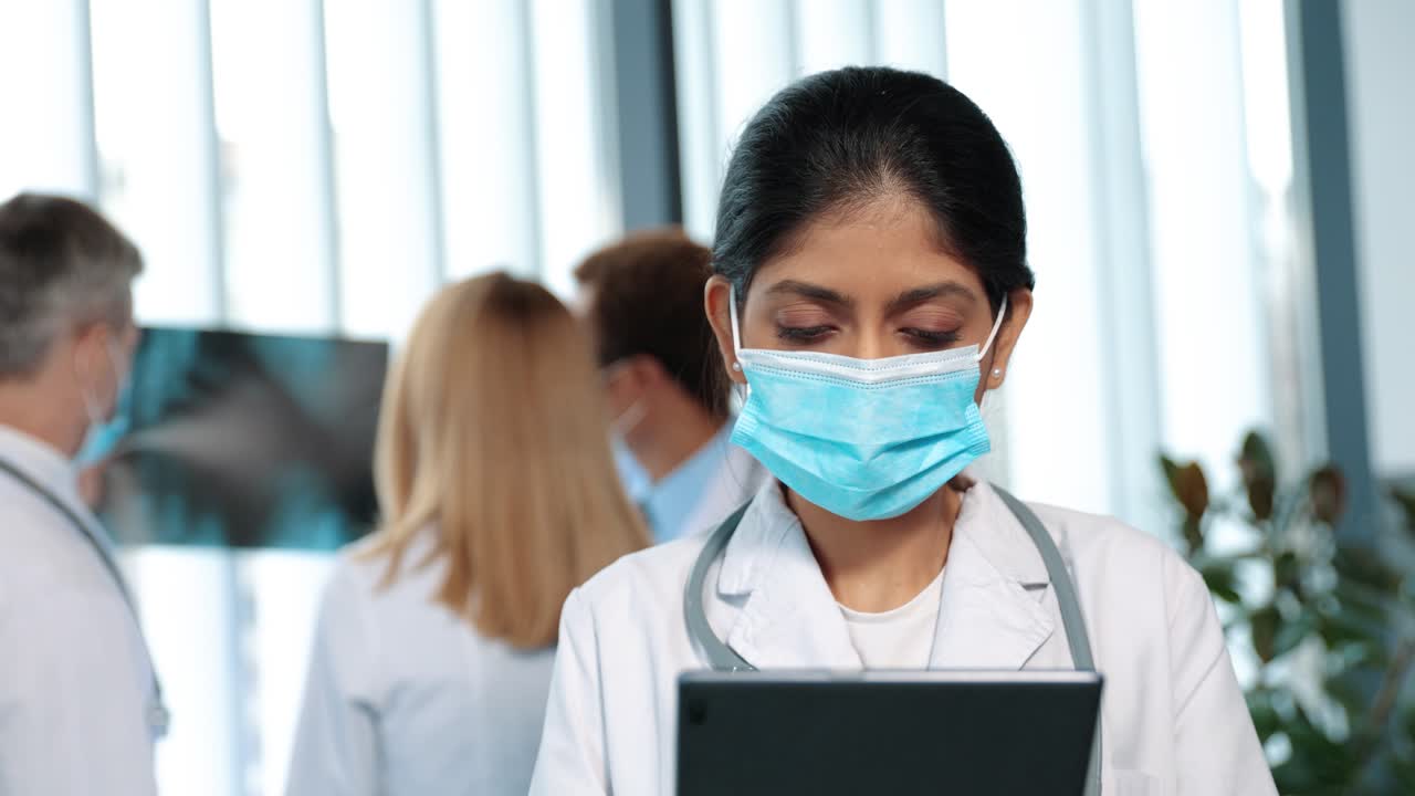 vista de cerca del hombre de limpieza con guantes limpiando la barandilla de la escalera dentro de un edificio de oficinas