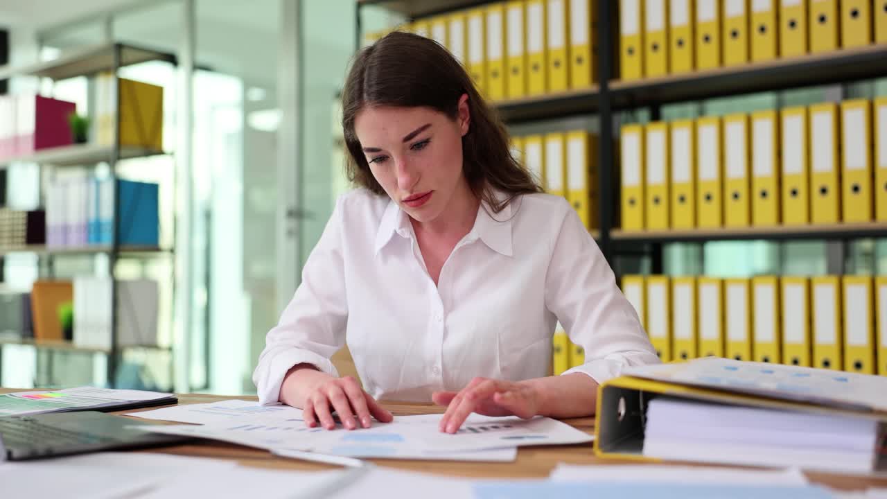 mujer de negocios estresada en la oficina