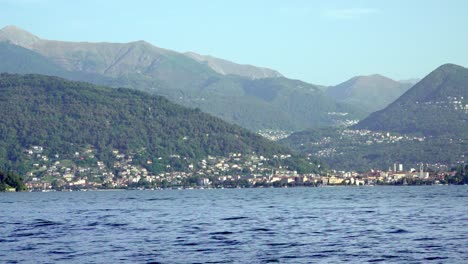 vista desde stresa a través del lago mayor hacia verbania, piamonte, italia