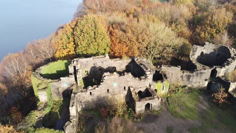 Réplica-Del-Castillo-Abandonado-De-Liverpool-Ruinas-En-Otoño-Rivington-Woodland-Naturaleza-Hito-Seguimiento-Aéreo-Descender-Ver