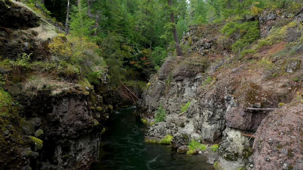 vista aérea del desfiladero de takelma en el río rogue superior cerca de la perspectiva, oregon