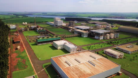 Anlage-Einer-Industrie-Inmitten-Grüner-Vegetation