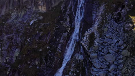 Cascada-En-El-Alto-Acantilado-Rocoso-En-El-Parque-Nacional-High-Tauern-En-Salzburgo,-Austria