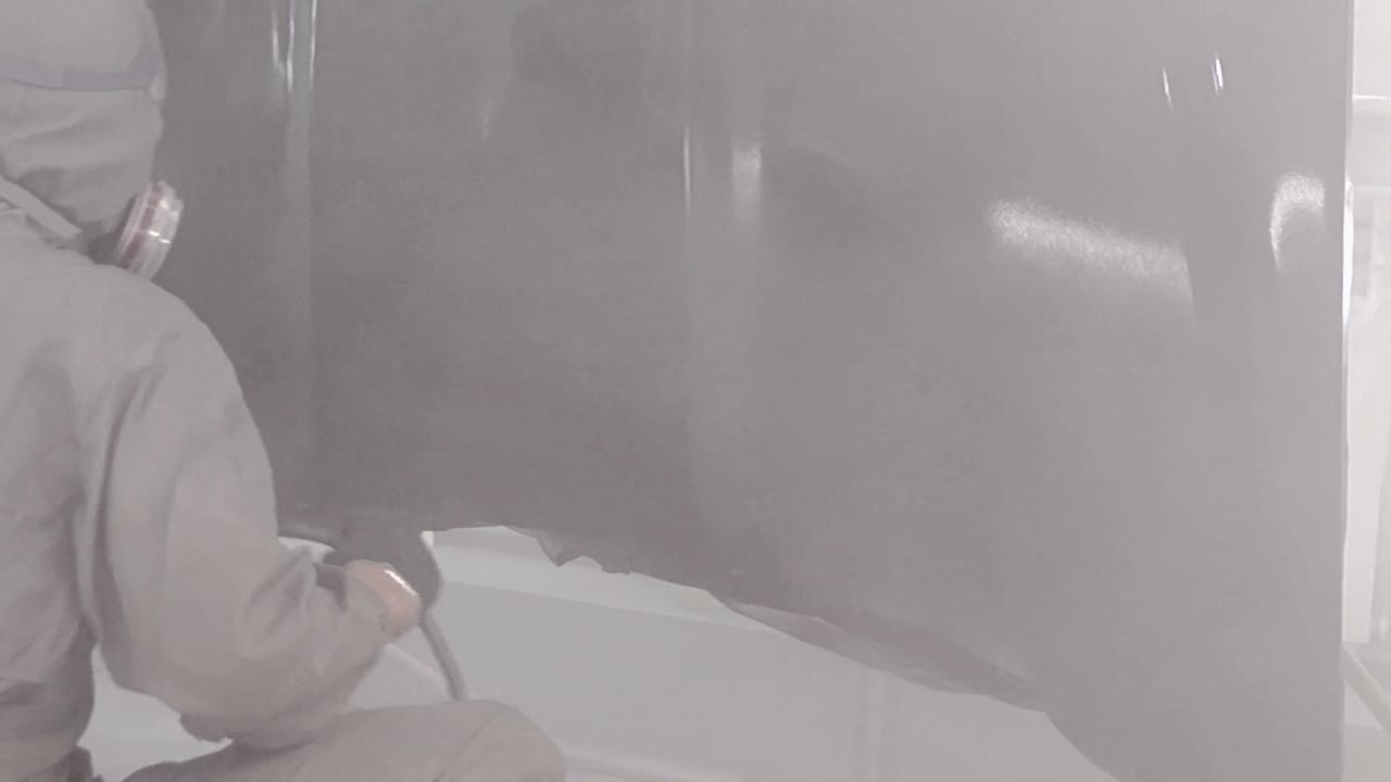 공장 환경에서 스프레이 페인팅 프로세스