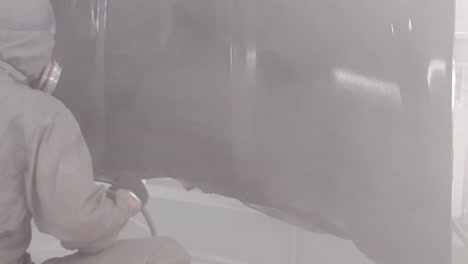 proceso de pintura por pulverización en un entorno de fábrica