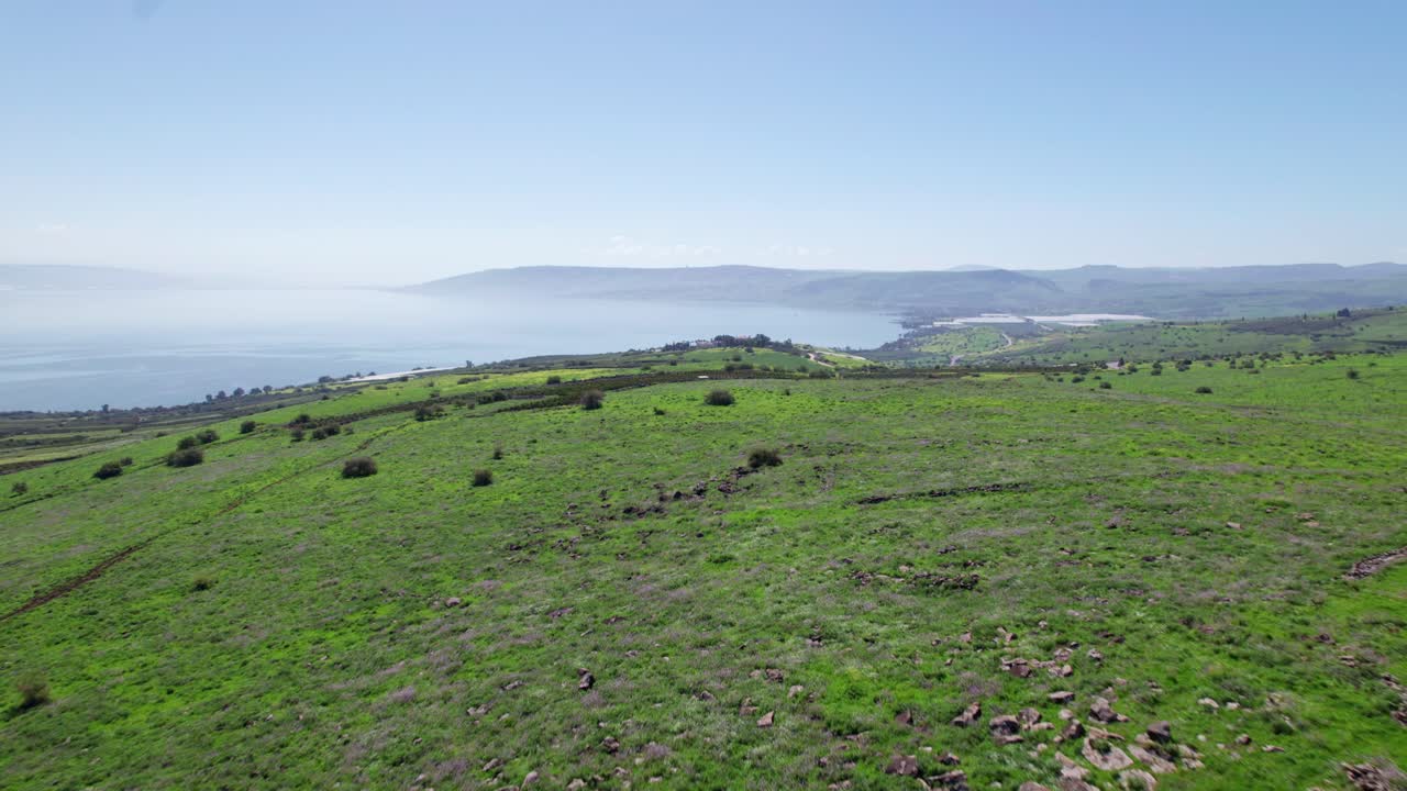 Ripresa con drone del Mar di Galilea rivelato dietro colline verdi2