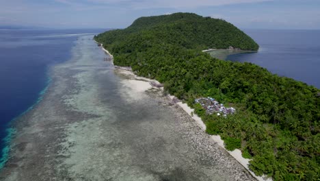 Raja-Ampat-Luftaufnahme-Des-Strandes-Und-Des-Riffs-An-Einem-Heißen,-Sonnigen-Tag