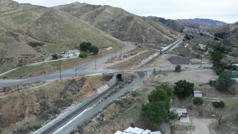 siguiendo un tren que se precipita por las vías en soledad, california