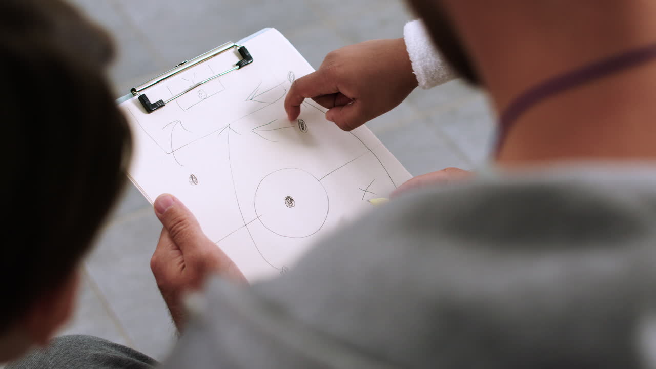 라커룸에 있는 남자와 아이들