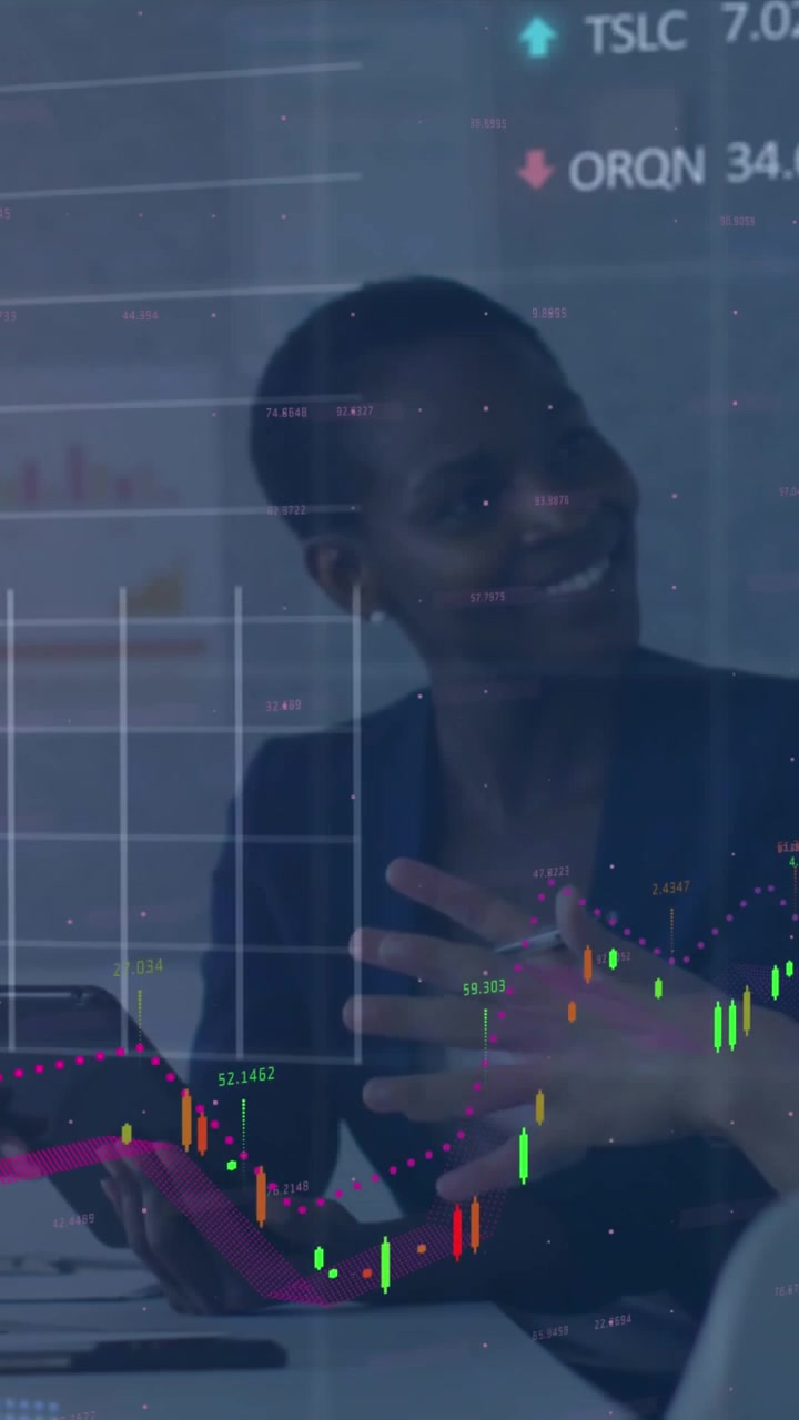 Animazione di grafici e dati di trading su colleghi diversi che analizzano idee su tablet in ufficio