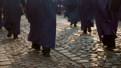 hombres vestidos con túnicas púrpuras durante la celebración del domingo de pascua en antigua, guatemala