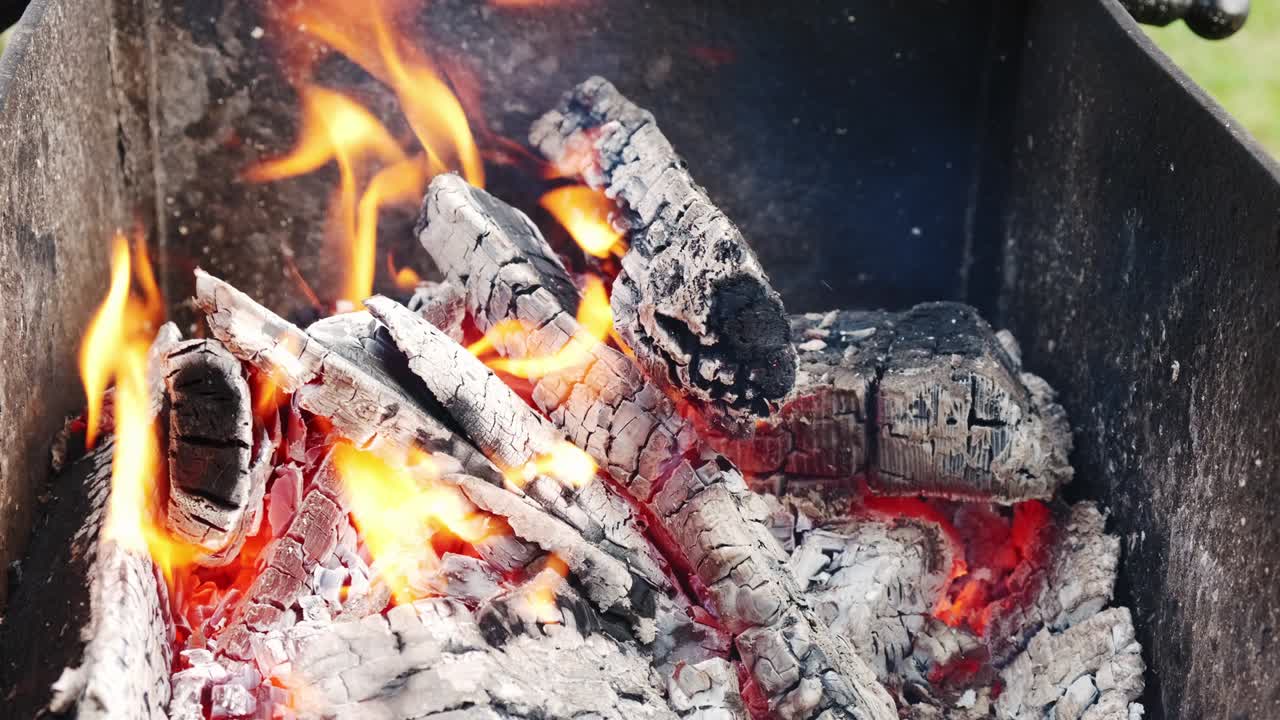 바닥 에 석탄 이 있는 뜨거운 불 을 태우고 있는 나무 의 느린 동작