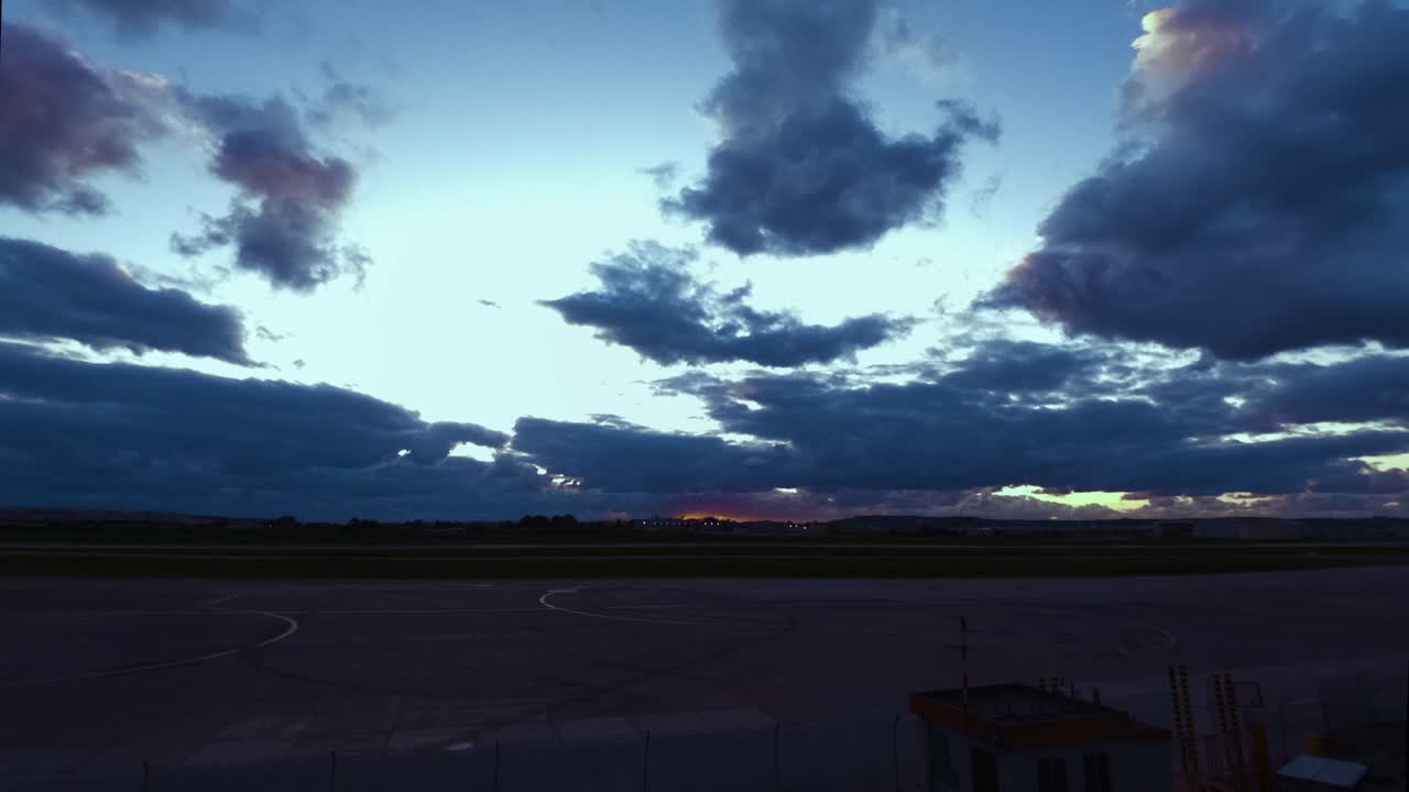 puesta de sol con un cielo espectacular y nubes oscuras y esponjosas sobre el aeropuerto